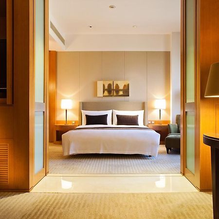 Ambassador Hotel Hsinchu Exteriér fotografie A bedroom at the Mandarin Oriental, Hong Kong
