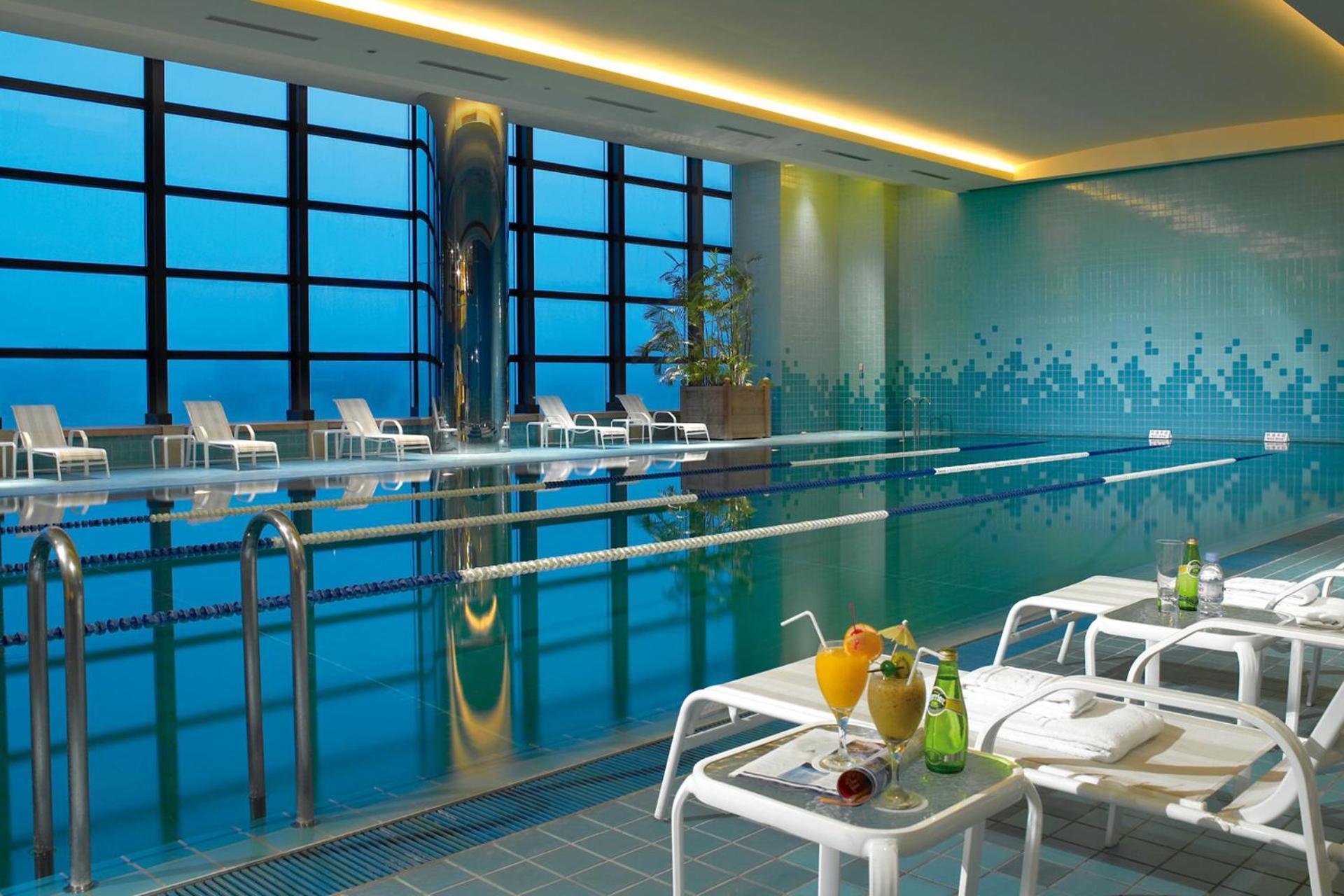 Ambassador Hotel Hsinchu Exteriér fotografie The swimming pool at the hotel