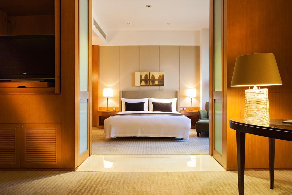Ambassador Hotel Hsinchu Exteriér fotografie A bedroom at the Mandarin Oriental, Hong Kong