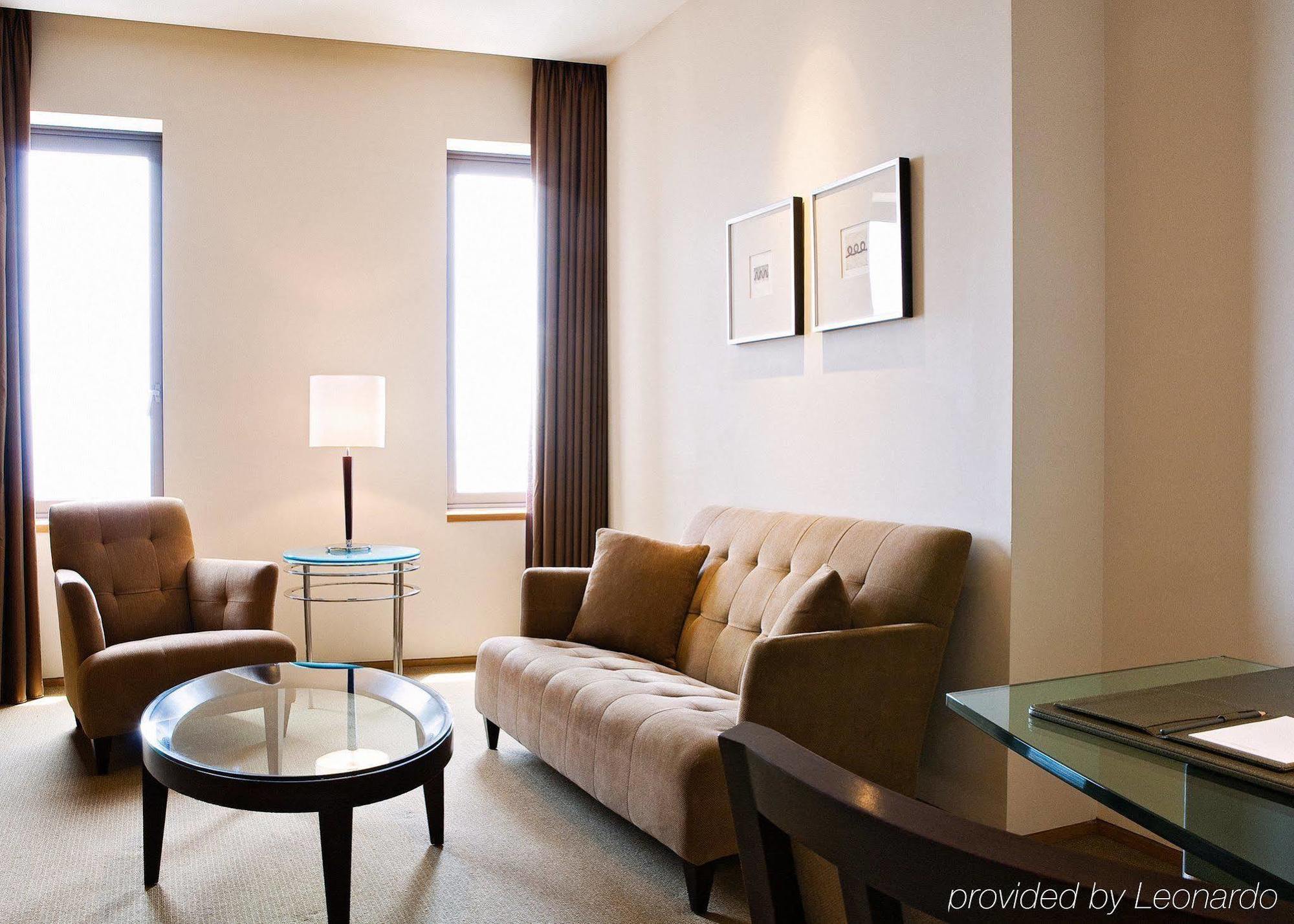 Ambassador Hotel Hsinchu Pokoj fotografie A living room in a suite at the hotel