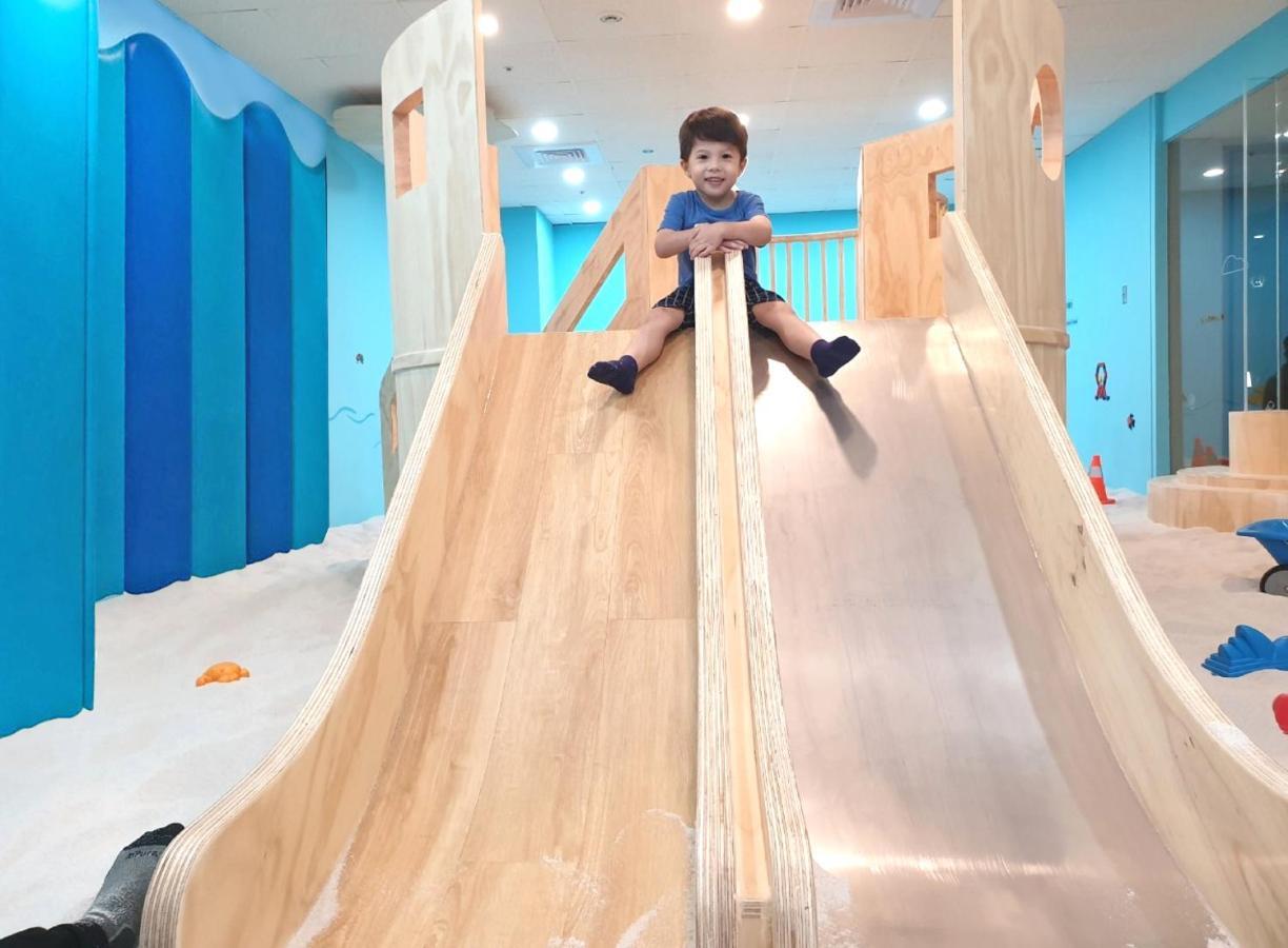 Ambassador Hotel Hsinchu Exteriér fotografie A child on a slide